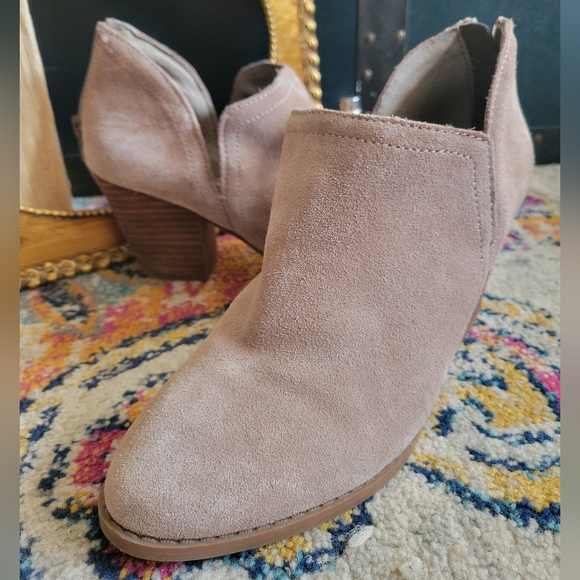 Fergie Carmin Women's Beige Suede Ankle Booties - Picture 8 of 9